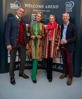 vlnr J?rgen Blum, Stephanie von Pfuel mit Begleitung und Frank Schneppendahl 29.05.2025 Welcome Abend beim Pferd Interna-stock-foto