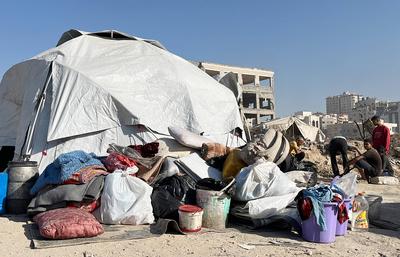 Displaced Palestinian families set up their tents on Rashid Street on the Gaza coast after being displaced from their homes in Jabalia-stock-foto