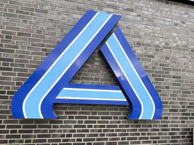 Symbol-Aldi Markt Logo Das Grosse A Hinweis auf dein Aldi Discunter Markt an der Hauswand Hamburg 10.24 Als Aldi steht f?r Albrecht Diskont bekannt sind die zwei aus einem gemeinsamen Unternehmen hervorgegangenen, rechtlich selbst?ndigen Unternehmensgruppen und Discount-Einzelhandelsketten Aldi Nord und Aldi S?d. HH Deutschland *** symbol ALDI Market Logo the Great a Note at your ALDI Discunter Market to the House wall Hamburg 10 24 as ALDI is for Albrecht Discount known are the Two from a joint Company emerged, legal Self-employed Corporate Groups and Discount Retail chains ALDI North and ALDI South HH Germany-stock-foto