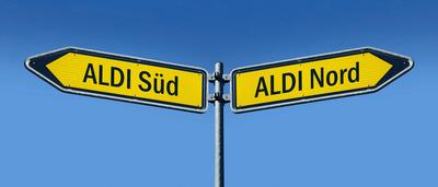 zwei Wegweiser mit Aldi S?d und Aldi Nord zwei Wegweiser mit Aldi S?d und Aldi Nord, 30.08.2023, Borkwalde, Brandenburg,-stock-photo