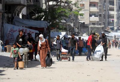 Palestinians, carrying their personal belongings, try to fled to safer areas to escape from Israeli attacks on Jabalia-stock-photo