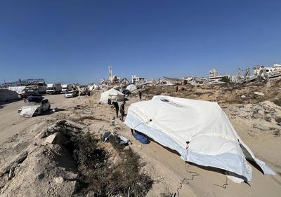 Displaced Palestinian families set up their tents on Rashid Street on the Gaza coast after being displaced from their homes in Jabalia-stock-foto