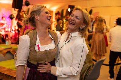 Kerstin von der Linden und Gaby Hauptmann 29.05.2025 Welcome Abend beim Pferd International M?nchen , auf der Olympia Re-stock-foto