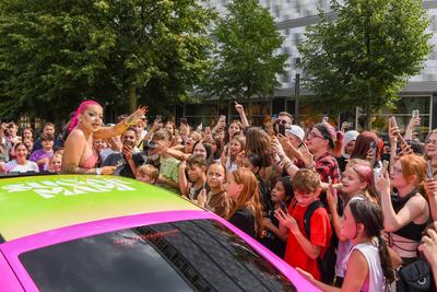 Leipzig - Influencerin Katja Krasavice sorgt f?r Menschenandrang in Leipzig 17.08.2022 gegen 14 Uhr Leipzig, Richard-Wa-stock-photo