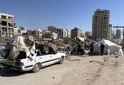 Displaced Palestinian families set up their tents on Rashid Street on the Gaza coast after being displaced from their homes in Jabalia-stock-foto