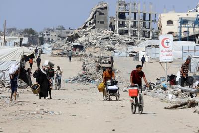 Palestinians, carrying their personal belongings, try to fled to safer areas to escape from Israeli attacks on Jabalia-stock-photo