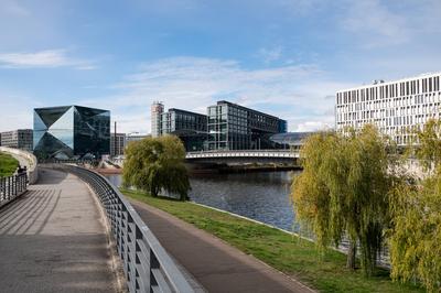 28.09.2022, Berlin, Deutschland, Europa - Blick vom Ludwig-Erhard-Ufer im Spreebogenpark auf den Berliner Hauptbahnhof u-stock-foto