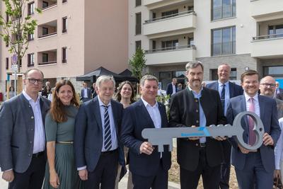 Reportage 30.05.2025 Schl?ssel?bergabe f?r 249 bezahlbare Single- und Familienwohnungen f?r Menschen mit geringen Einkommen!-stock-foto