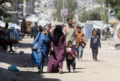 Palestinians, carrying their personal belongings, try to fled to safer areas to escape from Israeli attacks on Jabalia-stock-photo
