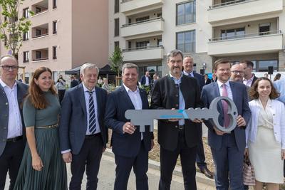 Reportage 30.05.2025 Schl?ssel?bergabe f?r 249 bezahlbare Single- und Familienwohnungen f?r Menschen mit geringen Einkommen!-stock-foto