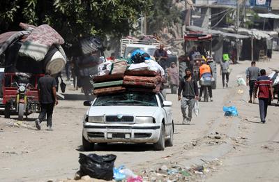 Palestinians, carrying their personal belongings, try to fled to safer areas to escape from Israeli attacks on Jabalia-stock-photo