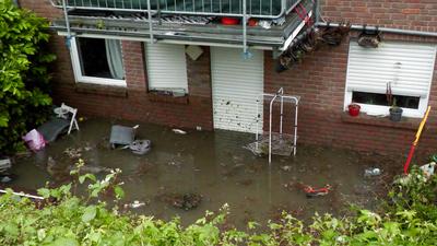 Hagel so gro? wie Tischtennisb?lle, heftiger Starkregen und ?berschwemmungen. Das Sommerwetter begann in Westdeutschland-stock-foto