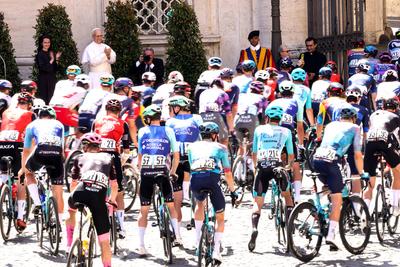 ITALY -  POPE LEO XIV ADRESSES THE PACK OF CYCLISTS PASSING BY THE VATICAN DURING THE 21ST AND LAST STAGE OF THE 108TH GIRO D'ITALIA CYCLING RACE AT THE  E VATICAN  - 2025/6/1-stock-foto