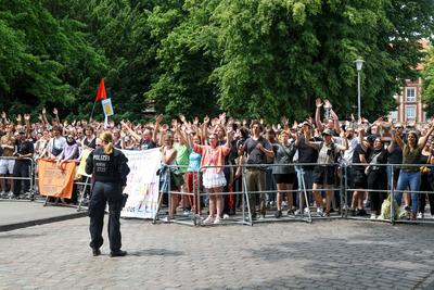 Demonstrationen in der Innenstadt von M?nster. Gegendemionstranten im Bereich des Servatiiplatzes.-stock-photo