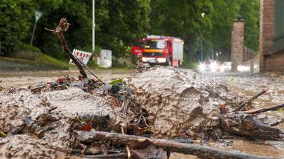 Hagel so gro? wie Tischtennisb?lle, heftiger Starkregen und ?berschwemmungen. Das Sommerwetter begann in Westdeutschland-stock-foto