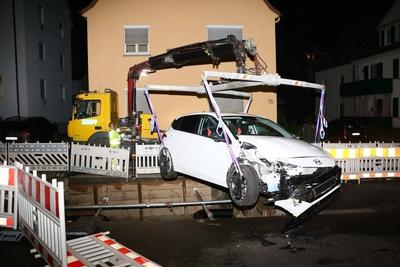 Unfall in Ludwigsburg: Pkw besch?digt mehrere Fahrzeuge im Bereich Sch?tzenplatz und landet beim Wendeman?ver in der Abelstra?e in Baugrube-stock-photo