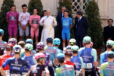 ITALY -  POPE LEO XIV ADRESSES THE PACK OF CYCLISTS PASSING BY THE VATICAN DURING THE 21ST AND LAST STAGE OF THE 108TH GIRO D'ITALIA CYCLING RACE AT THE  E VATICAN  - 2025/6/1-stock-foto