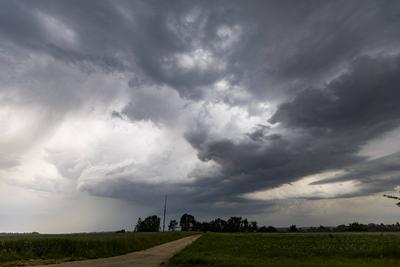 Wetter-Chaos in Deutschland: Unwetter nach extremer Hitze, Eine ungew?hnliche Mai-Hitze mit Temperaturen ?ber 33 Grad am-stock-foto