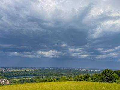 Schwere Unwetter ziehen ?ber Deutschland: Kr?ftige Gewitter mit Starkregen, Hagel und Sturmb?en - beeindruckende Gewitterzelle entl?dt sich, Blitze zucken am Himmel - 40 Jahre alter Baum st?rzt auf Stra?e, Feuerwehr muss anr?cken-stock-foto