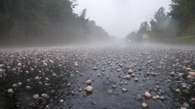 Hagel so gro? wie Tischtennisb?lle, heftiger Starkregen und ?berschwemmungen. Das Sommerwetter begann in Westdeutschland-stock-foto