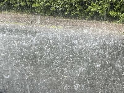 Asphalt Strasse steht durch Starkregen unter Wasser Gewitter mit Wassermassen und Hagel in Hamburg Hamburg Deutschland *** Asphalt road under water due to heavy rain Thunderstorm with masses of water and hail in Hamburg Hamburg Germany-stock-foto