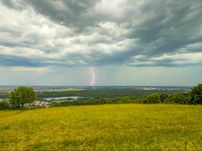 Schwere Unwetter ziehen ?ber Deutschland: Kr?ftige Gewitter mit Starkregen, Hagel und Sturmb?en - beeindruckende Gewitterzelle entl?dt sich, Blitze zucken am Himmel - 40 Jahre alter Baum st?rzt auf Stra?e, Feuerwehr muss anr?cken-stock-foto