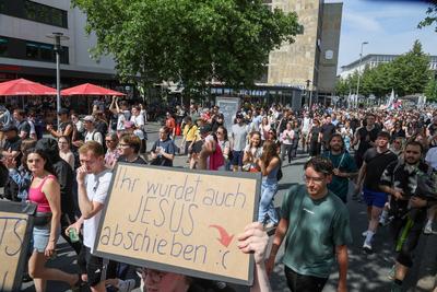 Demonstrationen in der Innenstadt von M?nster. Gegendemonstranten auf der Bahnhofstra?e.-stock-foto