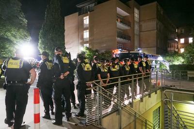 Feuerwehrleute und Rettunfakraefte beim Einsatz Feuer im Hamburger Marienkrankenhaus Drei Personen verstorben mehrere verletzte Personen 01.06.2025 Hamburg - Hohenfelde Brandursache unklar In einem Patientenzimmer im Marienkrankenhaus im Stadteil Hohenfelde war aus noch unbekannten Gr?nden ein Feuer ausgebrochen. Die Feuerwehr, die mit einem Gro?aufgebot vor Ort war, evakuierte gemeinsam mit den Mitarbeitern des Krankenhauses diverse Patienten aus dem Gefahrenbereich und versorgte mehrere durch den Rauch verletzte Personen. Hamburg Deutschland *** Firefighters and rescue workers on duty Fire in Hamburgs Marienkrankenhaus hospital Three people died Several people injured 01 06 2025 Hamburg Hohenfelde Cause of fire unclear A fire broke out-stock-foto