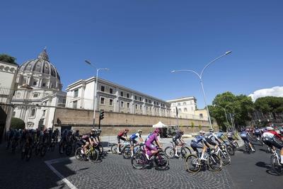 ITALY -  POPE LEO XIV ADRESSES THE PACK OF CYCLISTS PASSING BY THE VATICAN DURING THE 21ST AND LAST STAGE OF THE 108TH GIRO D'ITALIA CYCLING RACE AT THE  E VATICAN  - 2025/6/1-stock-foto