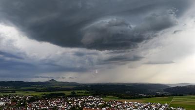 RECORD DATE NOT STATED Wetter-Chaos in Deutschland: Unwetter nach extremer Hitze, Eine ungew?hnliche Mai-Hitze mit Tempe-stock-foto
