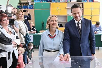 PRESIDENTIAL ELECTIONS IN POLAND - POLISH PRESIDENTIAL CANDIDATE RAFAL TRZASKOWSKI VOTES-stock-photo
