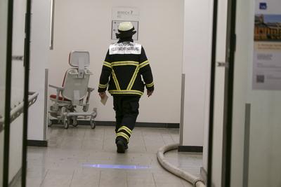 Feuerwehrleute und Rettunfakraefte beim Einsatz Feuer im Hamburger Marienkrankenhaus Drei Personen verstorben mehrere verletzte Personen 01.06.2025 Hamburg - Hohenfelde Brandursache unklar In einem Patientenzimmer im Marienkrankenhaus im Stadteil Hohenfelde war aus noch unbekannten Gr?nden ein Feuer ausgebrochen. Die Feuerwehr, die mit einem Gro?aufgebot vor Ort war, evakuierte gemeinsam mit den Mitarbeitern des Krankenhauses diverse Patienten aus dem Gefahrenbereich und versorgte mehrere durch den Rauch verletzte Personen. Hamburg Deutschland *** Firefighters and rescue workers on duty Fire in Hamburgs Marienkrankenhaus hospital Three people died Several people injured 01 06 2025 Hamburg Hohenfelde Cause of fire unclear A fire broke out-stock-foto