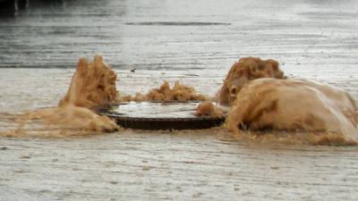 Hagel so gro? wie Tischtennisb?lle, heftiger Starkregen und ?berschwemmungen. Das Sommerwetter begann in Westdeutschland-stock-foto