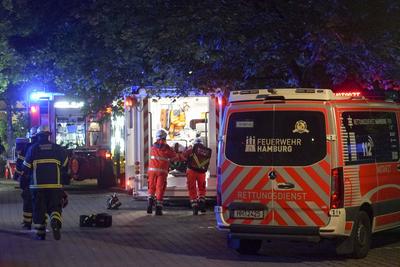Feuerwehrleute und Rettunfakraefte beim Einsatz Feuer im Hamburger Marienkrankenhaus Drei Personen verstorben mehrere verletzte Personen 01.06.2025 Hamburg - Hohenfelde Brandursache unklar In einem Patientenzimmer im Marienkrankenhaus im Stadteil Hohenfelde war aus noch unbekannten Gr?nden ein Feuer ausgebrochen. Die Feuerwehr, die mit einem Gro?aufgebot vor Ort war, evakuierte gemeinsam mit den Mitarbeitern des Krankenhauses diverse Patienten aus dem Gefahrenbereich und versorgte mehrere durch den Rauch verletzte Personen. Hamburg Deutschland *** Firefighters and rescue workers on duty Fire in Hamburgs Marienkrankenhaus hospital Three people died Several people injured 01 06 2025 Hamburg Hohenfelde Cause of fire unclear A fire broke out-stock-foto