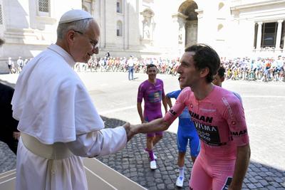 ITALY -  POPE LEO XIV ADRESSES THE PACK OF CYCLISTS PASSING BY THE VATICAN DURING THE 21ST AND LAST STAGE OF THE 108TH GIRO D'ITALIA CYCLING RACE AT THE  E VATICAN  - 2025/6/1-stock-foto