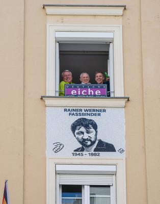 Muenchen, Enthuelltes Mosaiks von Rainer Werner Fassbender an der Fassade der Deutschen Eiche, mit Dietmar Holzapfel, Se-stock-foto