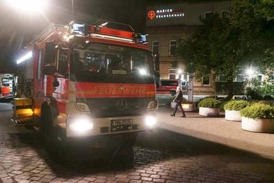 Feuerwehrleute und Rettunfakraefte beim Einsatz Feuer im Hamburger Marienkrankenhaus Drei Personen verstorben mehrere verletzte Personen 01.06.2025 Hamburg - Hohenfelde Brandursache unklar In einem Patientenzimmer im Marienkrankenhaus im Stadteil Hohenfelde war aus noch unbekannten Gr?nden ein Feuer ausgebrochen. Die Feuerwehr, die mit einem Gro?aufgebot vor Ort war, evakuierte gemeinsam mit den Mitarbeitern des Krankenhauses diverse Patienten aus dem Gefahrenbereich und versorgte mehrere durch den Rauch verletzte Personen. Hamburg Deutschland *** Firefighters and rescue workers on duty Fire in Hamburgs Marienkrankenhaus hospital Three people died Several people injured 01 06 2025 Hamburg Hohenfelde Cause of fire unclear A fire broke out-stock-foto