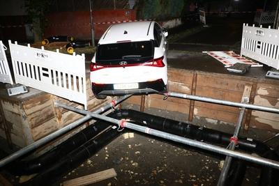 Unfall in Ludwigsburg: Pkw besch?digt mehrere Fahrzeuge im Bereich Sch?tzenplatz und landet beim Wendeman?ver in der Abelstra?e in Baugrube-stock-photo
