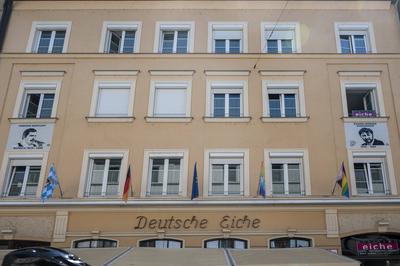 Muenchen, die Mosaiks von Freedie Mercury und Rainer Werner Fassbender an der Fassade der Deutschen Eiche in der Reichen-stock-foto