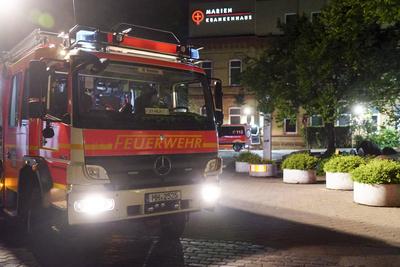 Feuerwehrleute und Rettunfakraefte beim Einsatz Feuer im Hamburger Marienkrankenhaus Drei Personen verstorben mehrere verletzte Personen 01.06.2025 Hamburg - Hohenfelde Brandursache unklar In einem Patientenzimmer im Marienkrankenhaus im Stadteil Hohenfelde war aus noch unbekannten Gr?nden ein Feuer ausgebrochen. Die Feuerwehr, die mit einem Gro?aufgebot vor Ort war, evakuierte gemeinsam mit den Mitarbeitern des Krankenhauses diverse Patienten aus dem Gefahrenbereich und versorgte mehrere durch den Rauch verletzte Personen. Hamburg Deutschland *** Firefighters and rescue workers on duty Fire in Hamburgs Marienkrankenhaus hospital Three people died Several people injured 01 06 2025 Hamburg Hohenfelde Cause of fire unclear A fire broke out-stock-foto