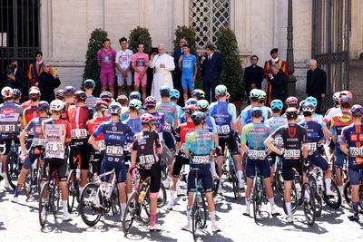 ITALY -  POPE LEO XIV ADRESSES THE PACK OF CYCLISTS PASSING BY THE VATICAN DURING THE 21ST AND LAST STAGE OF THE 108TH GIRO D'ITALIA CYCLING RACE AT THE  E VATICAN  - 2025/6/1-stock-foto