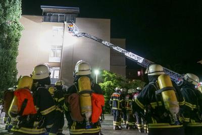 Feuerwehrleute und Rettunfakraefte beim Einsatz Feuer im Hamburger Marienkrankenhaus Drei Personen verstorben mehrere verletzte Personen 01.06.2025 Hamburg - Hohenfelde Brandursache unklar In einem Patientenzimmer im Marienkrankenhaus im Stadteil Hohenfelde war aus noch unbekannten Gr?nden ein Feuer ausgebrochen. Die Feuerwehr, die mit einem Gro?aufgebot vor Ort war, evakuierte gemeinsam mit den Mitarbeitern des Krankenhauses diverse Patienten aus dem Gefahrenbereich und versorgte mehrere durch den Rauch verletzte Personen. Hamburg Deutschland *** Firefighters and rescue workers on duty Fire in Hamburgs Marienkrankenhaus hospital Three people died Several people injured 01 06 2025 Hamburg Hohenfelde Cause of fire unclear A fire broke out-stock-foto
