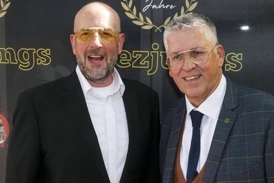 Sven Jakobsen Gruender und Fotograf mit Partner Michael Gremliza Gruenderr und Journalist bei der Feier 10 Jahre Kiezjungs , Tour Guides von der Reeperbahn, vor dem Pulerfass Cabaret auf der Reeperbahn am 31.05.2025 in Hamburg Hamburg Deutschland *** Sven Jakobsen Gruender and photographer with partner Michael Gremliza Gruenderr and journalist at the celebration 10 years Kiezjungs , tour guides from the Reeperbahn, in front of the Pulerfass Cabaret on the Reeperbahn on 31 05 2025 in Hamburg Hamburg Germany-stock-foto