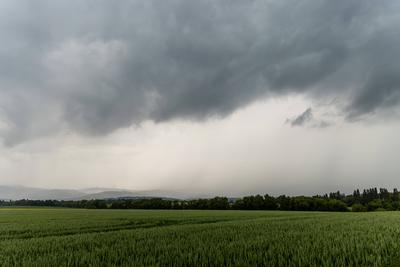 Gewitter mit Starkregen-stock-foto