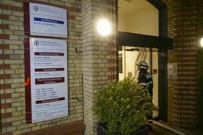 Feuerwehrleute und Rettunfakraefte beim Einsatz Feuer im Hamburger Marienkrankenhaus Drei Personen verstorben mehrere verletzte Personen 01.06.2025 Hamburg - Hohenfelde Brandursache unklar In einem Patientenzimmer im Marienkrankenhaus im Stadteil Hohenfelde war aus noch unbekannten Gr?nden ein Feuer ausgebrochen. Die Feuerwehr, die mit einem Gro?aufgebot vor Ort war, evakuierte gemeinsam mit den Mitarbeitern des Krankenhauses diverse Patienten aus dem Gefahrenbereich und versorgte mehrere durch den Rauch verletzte Personen. Hamburg Deutschland *** Firefighters and rescue workers on duty Fire in Hamburgs Marienkrankenhaus hospital Three people died Several people injured 01 06 2025 Hamburg Hohenfelde Cause of fire unclear A fire broke out-stock-foto