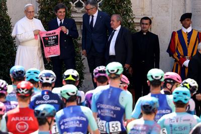 ITALY -  POPE LEO XIV ADRESSES THE PACK OF CYCLISTS PASSING BY THE VATICAN DURING THE 21ST AND LAST STAGE OF THE 108TH GIRO D'ITALIA CYCLING RACE AT THE  E VATICAN  - 2025/6/1-stock-foto
