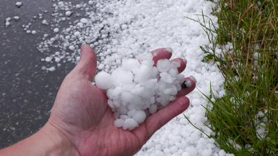 Hagel so gro? wie Tischtennisb?lle, heftiger Starkregen und ?berschwemmungen. Das Sommerwetter begann in Westdeutschland-stock-foto