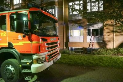Feuerwehrleute und Rettunfakraefte beim Einsatz Feuer im Hamburger Marienkrankenhaus Drei Personen verstorben mehrere verletzte Personen 01.06.2025 Hamburg - Hohenfelde Brandursache unklar In einem Patientenzimmer im Marienkrankenhaus im Stadteil Hohenfelde war aus noch unbekannten Gr?nden ein Feuer ausgebrochen. Die Feuerwehr, die mit einem Gro?aufgebot vor Ort war, evakuierte gemeinsam mit den Mitarbeitern des Krankenhauses diverse Patienten aus dem Gefahrenbereich und versorgte mehrere durch den Rauch verletzte Personen. Hamburg Deutschland *** Firefighters and rescue workers on duty Fire in Hamburgs Marienkrankenhaus hospital Three people died Several people injured 01 06 2025 Hamburg Hohenfelde Cause of fire unclear A fire broke out-stock-foto