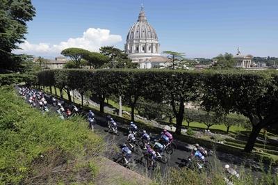 ITALY -  POPE LEO XIV ADRESSES THE PACK OF CYCLISTS PASSING BY THE VATICAN DURING THE 21ST AND LAST STAGE OF THE 108TH GIRO D'ITALIA CYCLING RACE AT THE  E VATICAN  - 2025/6/1-stock-foto