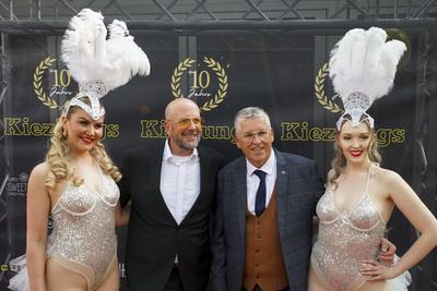 Sven Jakobsen Gruender und Fotograf mit Partner Michael Gremliza Gruenderr und Journalist bei der Feier 10 Jahre Kiezjungs , Tour Guides von der Reeperbahn, vor dem Pulerfass Cabaret auf der Reeperbahn am 31.05.2025 in Hamburg Hamburg Deutschland *** Sven Jakobsen Gruender and photographer with partner Michael Gremliza Gruenderr and journalist at the celebration 10 years Kiezjungs , tour guides from the Reeperbahn, in front of the Pulerfass Cabaret on the Reeperbahn on 31 05 2025 in Hamburg Hamburg Germany-stock-foto
